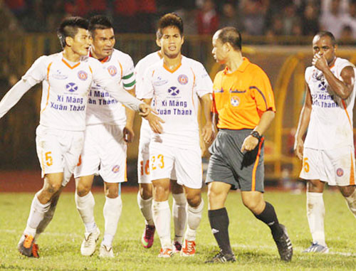 Trọng tài Hoàng Anh Tuấn bị cầu thủ XM Xuân Thành Sài Gòn phản ứng - Ảnh: Ngô Nguyễn Trọng tài Hoàng Anh Tuấn bị cầu thủ XM Xuân Thành Sài Gòn phản ứng - Ảnh: Ngô Nguyễn