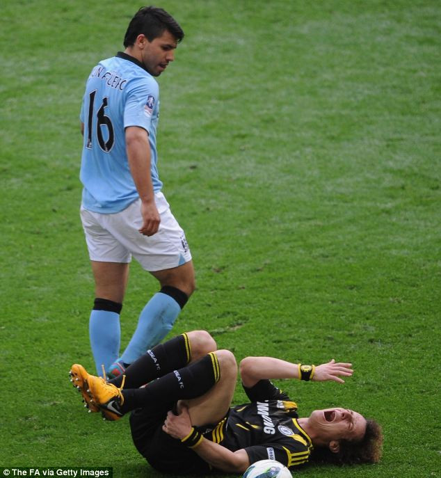Mặc cho Luiz đau đớn, Aguero còn cho rằng trung vệ của Chelsea ăn vạ. Mặc cho Luiz đau đớn, Aguero còn cho rằng trung vệ của Chelsea ăn vạ.