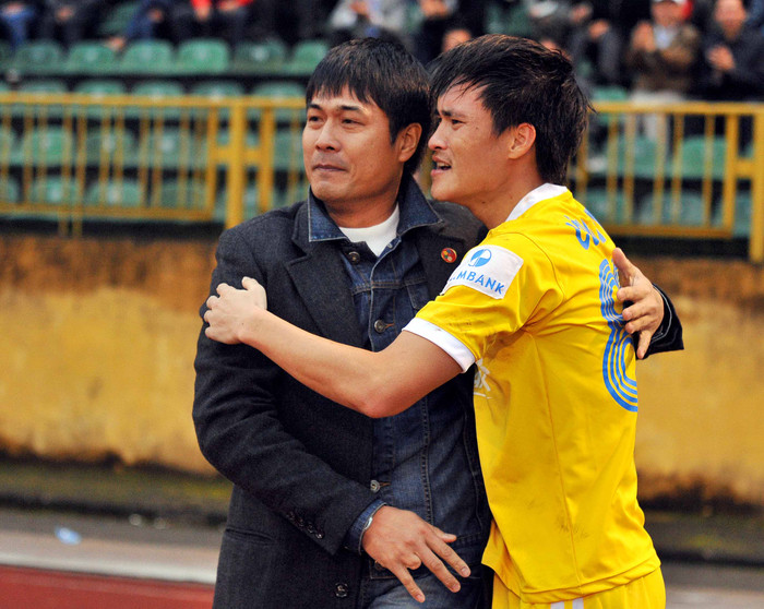 HLV Hữu Thắng và tiền đạo Công Vinh.