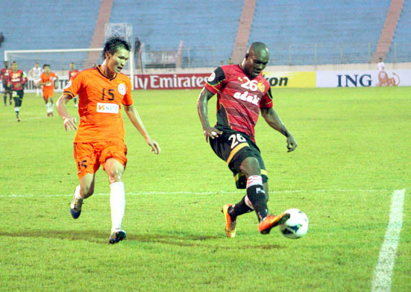 Sau chuỗi trận thăng hoa đầu mùa, thầy trò Lê Huỳnh Đức đang đánh mất phong độ khi để thua 2 trận liên tiếp trước Kelantan ở AFC Cup 2013. Một chiến thắng cần thiết để SHB Đà Nẵng trong lúc này để quay lại cuộc đua ở V-League cũng như khiến người hâm mộ nguôi ngoai đi phần nào nỗi đau ở đấu trường châu lục. Nhưng làm được điều đó không dễ với đội bóng sông Hàn khi họ phải hành quân ra Bắc để gặp XMV Hải Phòng. Đội bóng của HLV Hoàng Anh Tuấn đang vào phom khi giành được 2 chiến thắng liên tiếp trước K.Kiên Giang và B.Bình Dương. Sau chuỗi trận thăng hoa đầu mùa, thầy trò Lê Huỳnh Đức đang đánh mất phong độ khi để thua 2 trận liên tiếp trước Kelantan ở AFC Cup 2013. Một chiến thắng cần thiết để SHB Đà Nẵng trong lúc này để quay lại cuộc đua ở V-League cũng như khiến người hâm mộ nguôi ngoai đi phần nào nỗi đau ở đấu trường châu lục. Nhưng làm được điều đó không dễ với đội bóng sông Hàn khi họ phải hành quân ra Bắc để gặp XMV Hải Phòng. Đội bóng của HLV Hoàng Anh Tuấn đang vào phom khi giành được 2 chiến thắng liên tiếp trước K.Kiên Giang và B.Bình Dương.