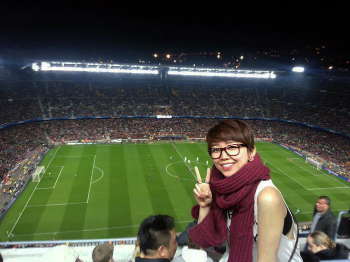 Tóc Tiên chụp ảnh lưu niệm tại sân Camp Nou.