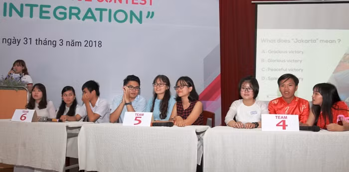 Học sinh các trường trung học phổ thông ở Quảng Nam và Đà Nẵng tranh tài khả năng tiếng Anh. Ảnh: AN