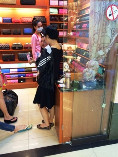 Hình ảnh Ngọc Trinh bị bắt gặp đang mua sắm ở &quot;thiên đường hàng fake Quảng Châu&quot;.