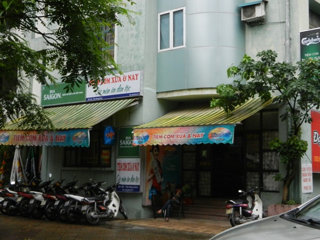 Tiệm cơm nằm ngay tầng 1 tòa nhà B5 thuộc Làng quốc tế Thăng Long.