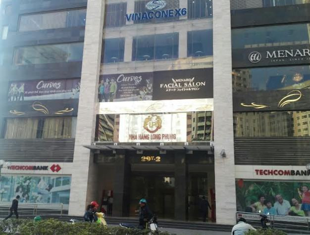 Án ngữ ngay tòa nhà 29T2 Vinaconex (Trung Hòa, Cầu Giấy, Hà Nội) là nhà nhà hàng Long Phụng