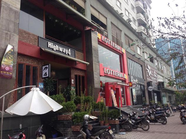 Cảnh hàng loạt quán ăn với đủ thương hiệu nằm sát nhau tại khu nhà D5 của Công ty Cổ phần Lắp máy Điện nước và Xây dựng.