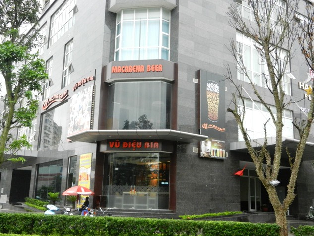 Một quán bia có tên &quot;Vũ điệu Bia&quot; án ngữ ngay tầng 1 và 2 Tháp Đông - Làng Quốc tế Thăng Long - Cầu Giấy - Hà Nội. Sự có mặt của quán bia kéo theo việc chiếm dụng phần không gian sân trước làm bãi đỗ xe cho khách.