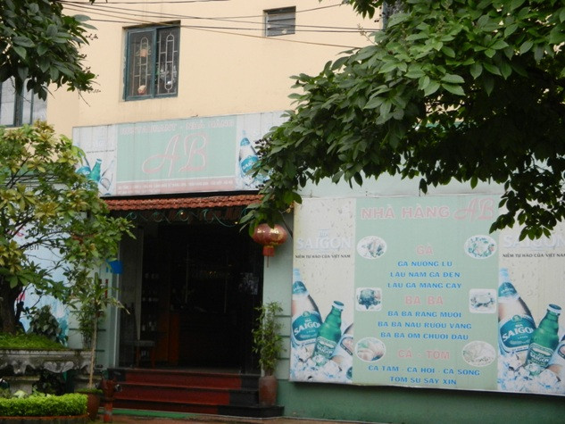 Cũng nằm trong khu đô thị Làng Quốc tế Thăng Long tại tòa nhà B4 một quán ăn được mở kín đáo ngay tầng 1 tòa nhà, theo quan sát của phóng viên, toàn bộ diện tích không gian sân chơi phía trước đều trở thành điểm đỗ xe cho khách vào ăn tại nhà hàng này.