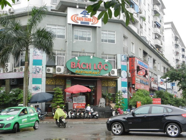 Không chỉ chiếm dụng không gian sinh hoạt chung, những nhà hàng này còn chiếm vỉa hè làm nơi đỗ xe.