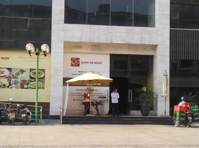 Nhà hàng Quán ăn Ngon án ngữ tại tòa nhà 25T2 tòa nhà N05 (Hoàng Đạo Thúy, Trung Hòa - Nhân Chính, Cầu Giấy) gây mùi khó chịu cho người dân sống tại chung cư này.