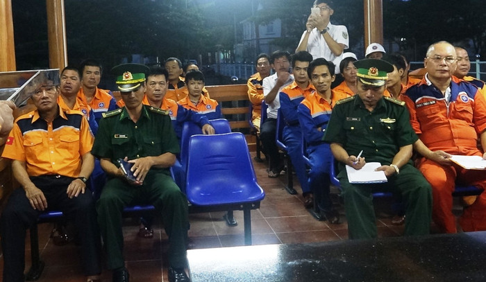 11 thuyền viên tàu Hải Hà 38 được đưa vào bờ an toàn. Ảnh: MRCC 11 thuyền viên tàu Hải Hà 38 được đưa vào bờ an toàn. Ảnh: MRCC