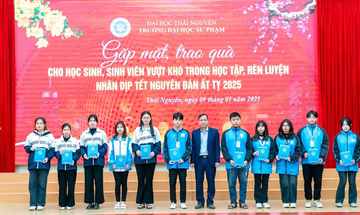 Phó Giáo sư, Tiến sĩ Mai Xuân Trường tặng quà cho học sinh, sinh viên vượt khó. 9.jpg