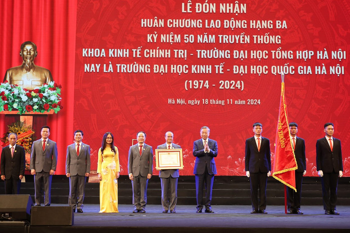 PGS.TS. Nguyễn Trúc Lê – Bí thư Đảng ủy, Chủ tịch Hội đồng trường; PGS.TS. Lê Trung Thành – Hiệu trưởng nhà trường cùng các thầy cô trong Ban Giám hiệu, Chủ tịch Công đoàn, Bí thư Đoàn Thanh niên của Trường Đại học Kinh tế - Đại học Quốc gia Hà Nội đón nhận Huân chương Lao động hạng Ba từ Tổng Bí thư Tô Lâm HC Lao dong hang Ba.jpeg