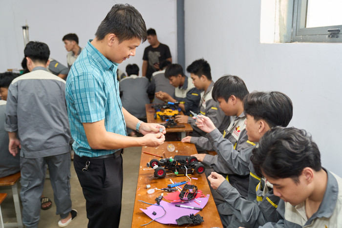 Sinh viên Trường Đại Công nghệ miền Đông (Ảnh: NTCC). MIT04412.jpg