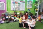 Cô giáo trường mầm non Bình Minh đọc sách cho học sinh, ảnh minh họa: Tấn Tài / GDVN. Cô giáo trường mầm non Bình Minh đọc sách cho học sinh, ảnh minh họa: Tấn Tài / GDVN.