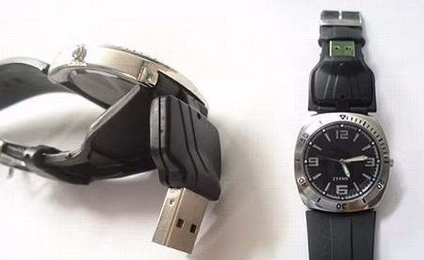 2. Đồng hồ USB flash ổ 2GB Công ty TNHH Skypole Electronic Technology có trụ sở tại Trung Quốc đã tung ra thị trường loại đồng hồ USB tiện ích này. Chiếc đồng hồ được gắn cổng USB ngay bên cạnh dây đeo và chỉ cần giật nhẹ là ban đã có thể tháo đầu USB ra sử dụng. Hiện tại, dung lượng của chiếc USB này chỉ 2GB nhưng chắc chắn sẽ đạt dung lượng lớn hớn trong thời gian sớm nhất.