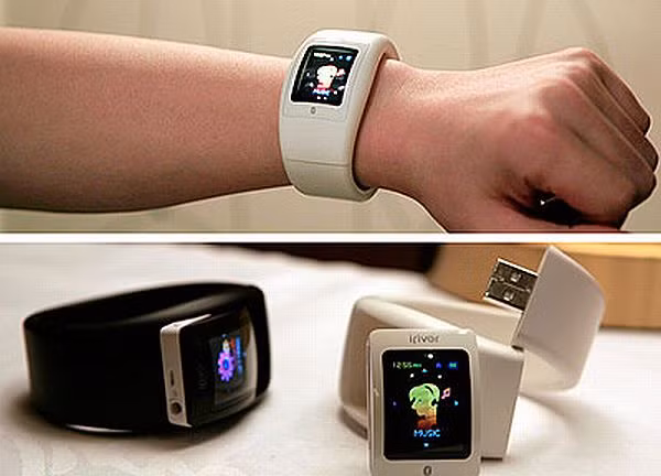 1. Đồng hồ USB iRiver iRiver S10 có kích thước chỉ bằng cái tẩy của học sinh. S10 có phiên bản 1 GB và 2 GB với khả năng chơi nhạc trong 8 tiếng. Mặc dù nhỏ, nhưng máy cũng có màn hình LED để hiển thị tên bài hát, đài FM. Nếu cần, S10 cũng đóng vai trò USB luôn. Với kiểu dáng đẹp, hiện đại chiếc đồng hồ này sẽ rất phù hợp dành cho giới giới trẻ năng động.