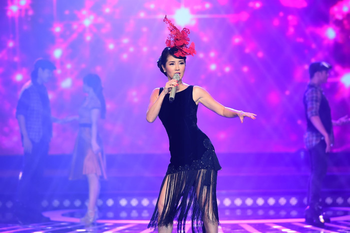 Nữ giám khảo Hồng Nhung trong tuần cuối cùng ngồi ghế nóng cũng đã góp một tiết mục tặng khán giả. Với “Don’t cry for me Argentina”, giọng hát trong veo, cao vút không đợi tuổi đã chạm vào cảm xúc của người xem.