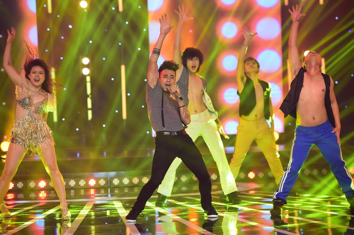 Với giai điệu tươi vui, rộn rã của “Livin la vida loca”, cả Mỹ Linh và Hồng Nhung đã không thể ngồi yên tại chỗ mà đứng lên nhún nhảy theo từng câu hát của Anh Khoa. Mỹ Linh, Trấn Thành và Hồng Nhung cứ chọc Lê Hoàng vì ngại nên không đứng lên dù rất muốn “lắc theo”.