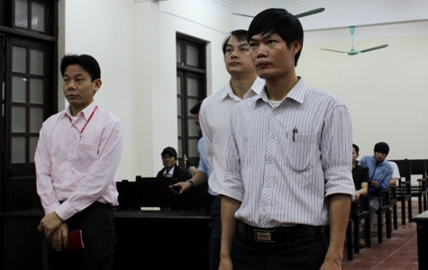 KS. Lê Văn Tạch tỏ ra rất buồn với quyết định của HĐXX và cho biết sẽ kháng cáo. KS. Lê Văn Tạch tỏ ra rất buồn với quyết định của HĐXX và cho biết sẽ kháng cáo.