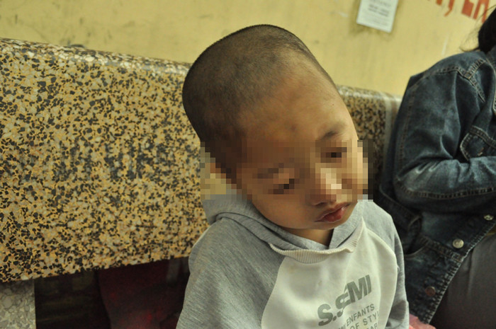 Theo chị Quý, khi đưa cháu đi khám, bác sỹ ở bệnh viện ghi vào trong sổ bệnh án: "Viêm âm hộ, màng trinh bị rách". Theo chị Quý, khi đưa cháu đi khám, bác sỹ ở bệnh viện ghi vào trong sổ bệnh án: "Viêm âm hộ, màng trinh bị rách".