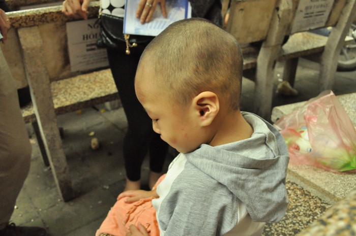 Hiện tại, cháu Hạnh đang được các bác sỹ trong bệnh viện Nhi trung ương chăm sóc và điều trị