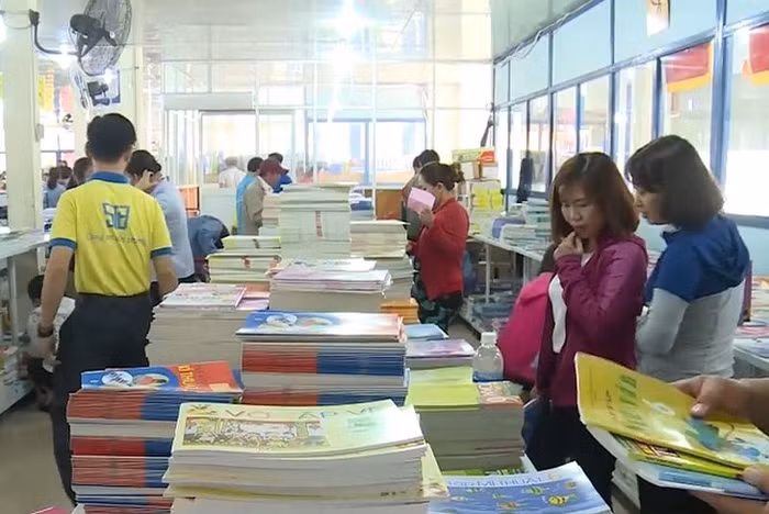 Nhiều tổ chức, cá nhân tham gia biên soạn, xuất bản và kinh doanh sách giáo khoa có thể dẫn tới những cạnh tranh không lành mạnh. (ảnh minh họa trên giaoduc.net.vn) Nhiều tổ chức, cá nhân tham gia biên soạn, xuất bản và kinh doanh sách giáo khoa có thể dẫn tới những cạnh tranh không lành mạnh. (ảnh minh họa trên giaoduc.net.vn)