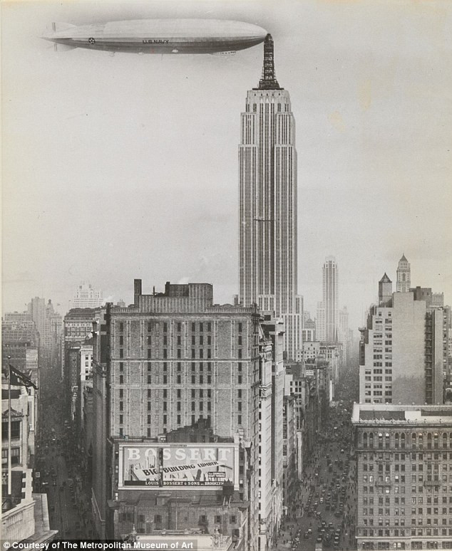 Dirigible Docked on Empire State Building, năm 1930 Dirigible Docked on Empire State Building, năm 1930
