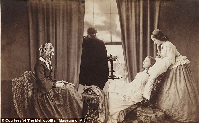 Fading Away của Henry Peach Robinson, năm 1858 Fading Away của Henry Peach Robinson, năm 1858