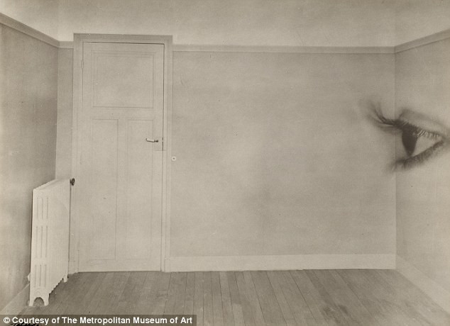 “Room with Eye” của Maurice Tabard and Roger Parry, năm 1930 “Room with Eye” của Maurice Tabard and Roger Parry, năm 1930