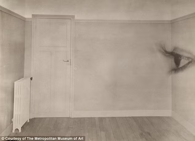 “Room with Eye” của Maurice Tabard and Roger Parry, năm 1930