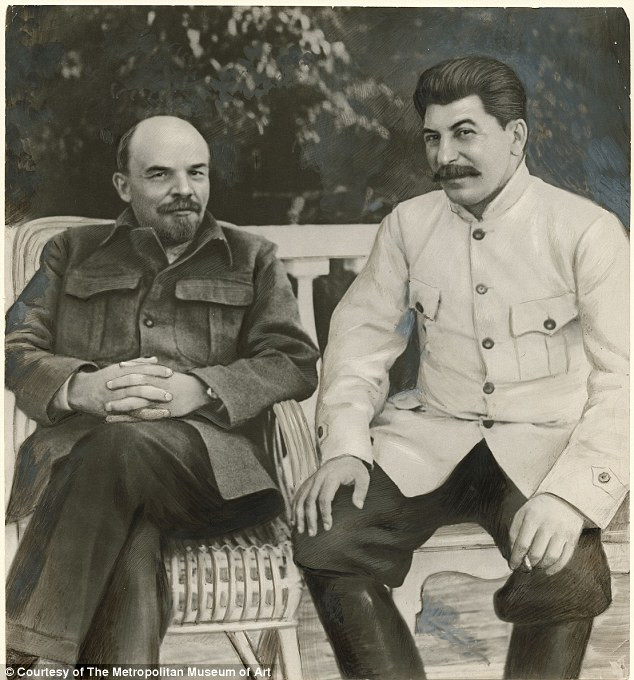 Bức ảnh chụp hai nhà lãnh đạo Liên Xô Lenin và Stalin, năm 1949 Bức ảnh chụp hai nhà lãnh đạo Liên Xô Lenin và Stalin, năm 1949