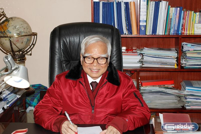 Thầy Nguyễn Văn Hòa Chủ tịch Hội đồng quản trị trường Trung học cơ sở và Trung học phổ thông Nguyễn Bỉnh Khiêm, Hà Nội (ảnh Trinh Phúc). Thầy Nguyễn Văn Hòa Chủ tịch Hội đồng quản trị trường Trung học cơ sở và Trung học phổ thông Nguyễn Bỉnh Khiêm, Hà Nội (ảnh Trinh Phúc).