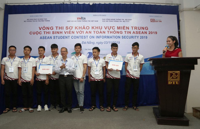 Các đội tham gia cuộc thi an toàn thông tin tại khu vực miền Trung. Ảnh: AN Các đội tham gia cuộc thi an toàn thông tin tại khu vực miền Trung. Ảnh: AN