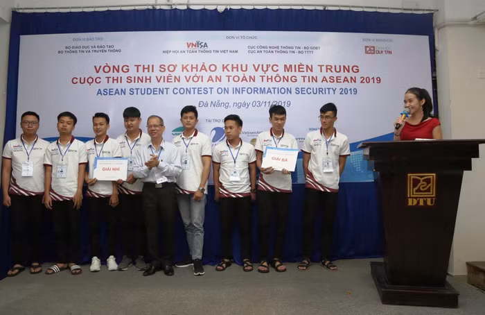 Các đội tham gia cuộc thi an toàn thông tin tại khu vực miền Trung. Ảnh: AN
