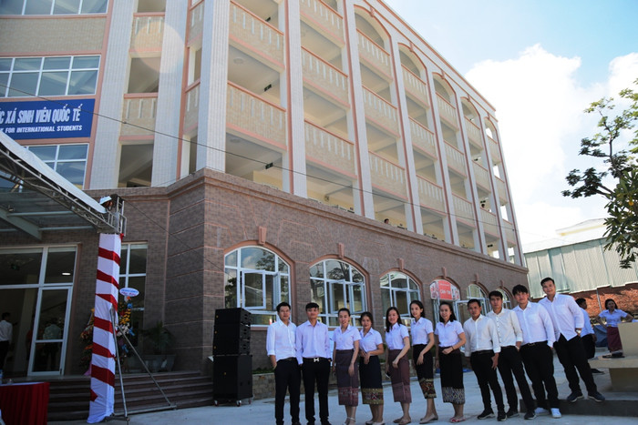 Các sinh viên Lào trước khu túc xá &quot;đẳng cấp 5 sao&quot;.