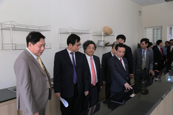 Lãnh đạo Đại học Đà Nẵng và Tổng Lãnh sứ quán Lào tại Đà Nẵng tham quan khu căn-tin của ký túc xá.