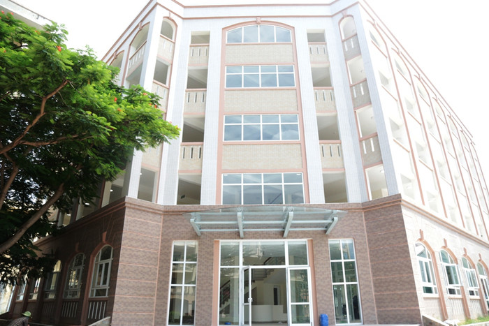 Công trình ký túc xá sinh viên quốc tế có 5 tầng khởi công từ tháng 12/2016 đến tháng 8/2018.