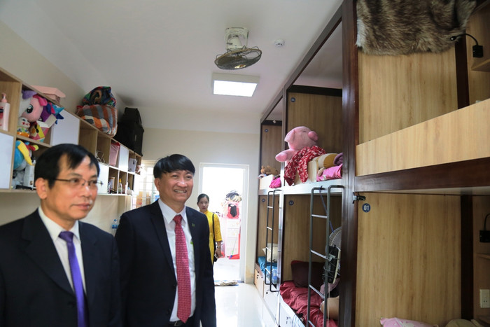 Lãnh đạo Tổng lãnh sứ quán Lào vào tận từng buồng của sinh viên để kiểm tra, thăm hỏi.