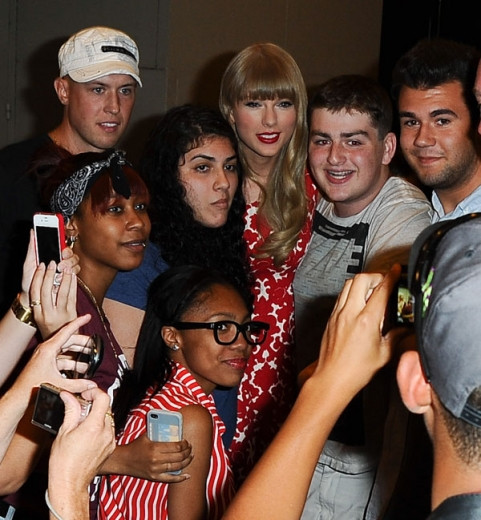 Nhưng cô chỉ lặng lẽ chụp ảnh cùng các fan sau đó rời đi mà không có bất cứ một bình luận nào về tin đồn đính hôn Nhưng cô chỉ lặng lẽ chụp ảnh cùng các fan sau đó rời đi mà không có bất cứ một bình luận nào về tin đồn đính hôn