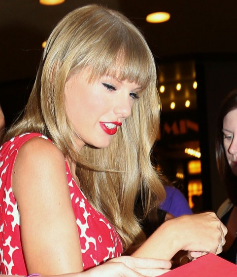 Hôm 30/8/2012 Taylor Swift đã bị bắt gặp khi đang trên đường rời khỏi một phòng thu tại thành phố New York Hôm 30/8/2012 Taylor Swift đã bị bắt gặp khi đang trên đường rời khỏi một phòng thu tại thành phố New York