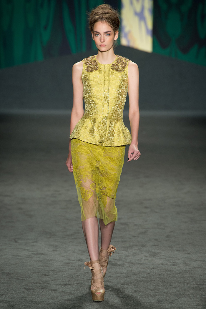 Chân váy đăng ten nửa kín đáo mà vẫn lấp ló khoe đôi chân thon dài. Chân váy đăng ten nửa kín đáo mà vẫn lấp ló khoe đôi chân thon dài.