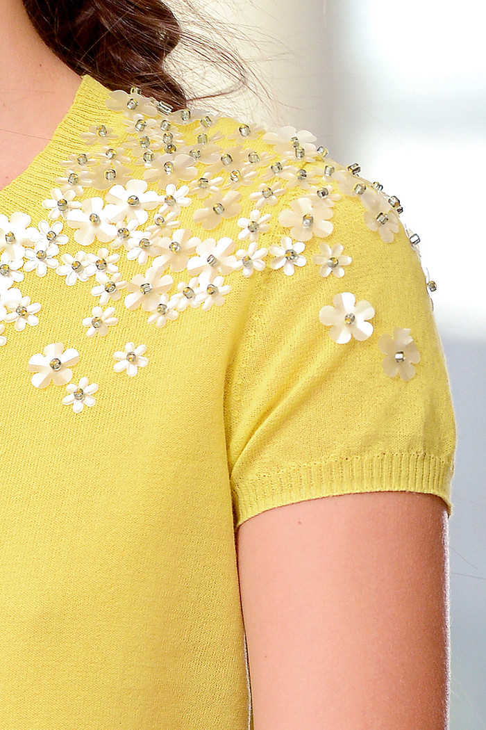 Hoa cúc dại - loài hoa của mùa thu trên bờ vai áo em hững hờ. Hoa cúc dại - loài hoa của mùa thu trên bờ vai áo em hững hờ.