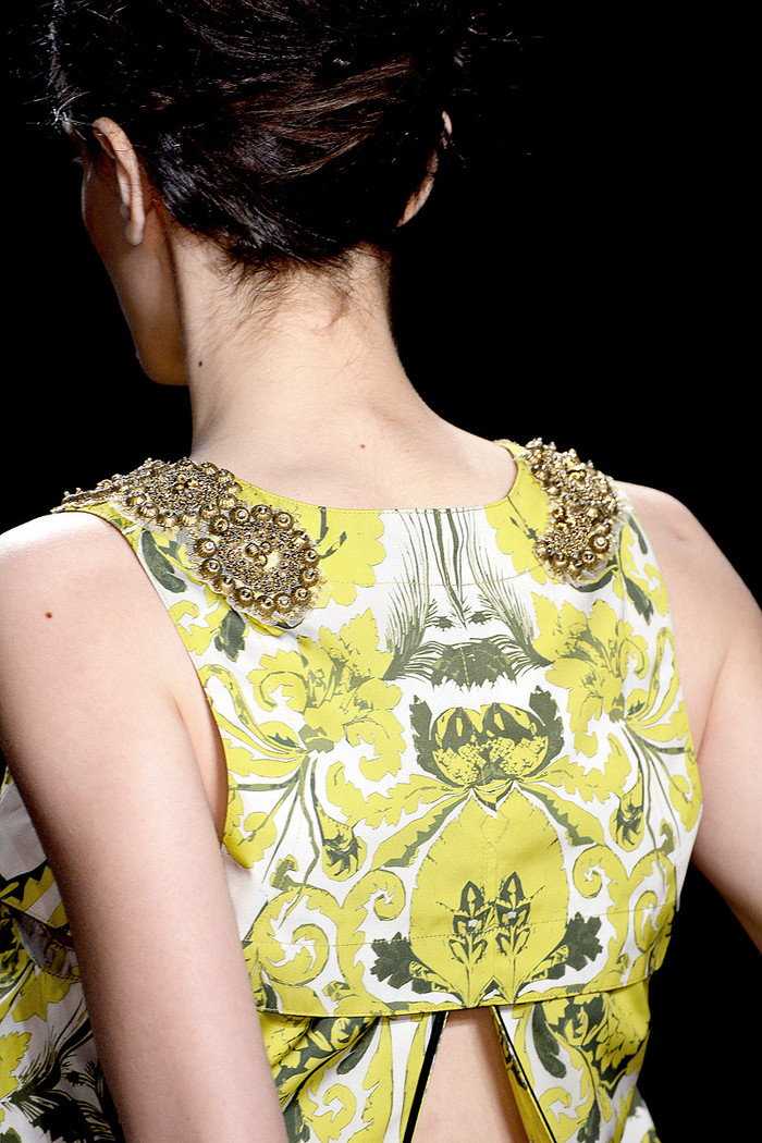 Thiết kế phía sau với những đường cắt lạ mắt. Thiết kế phía sau với những đường cắt lạ mắt.