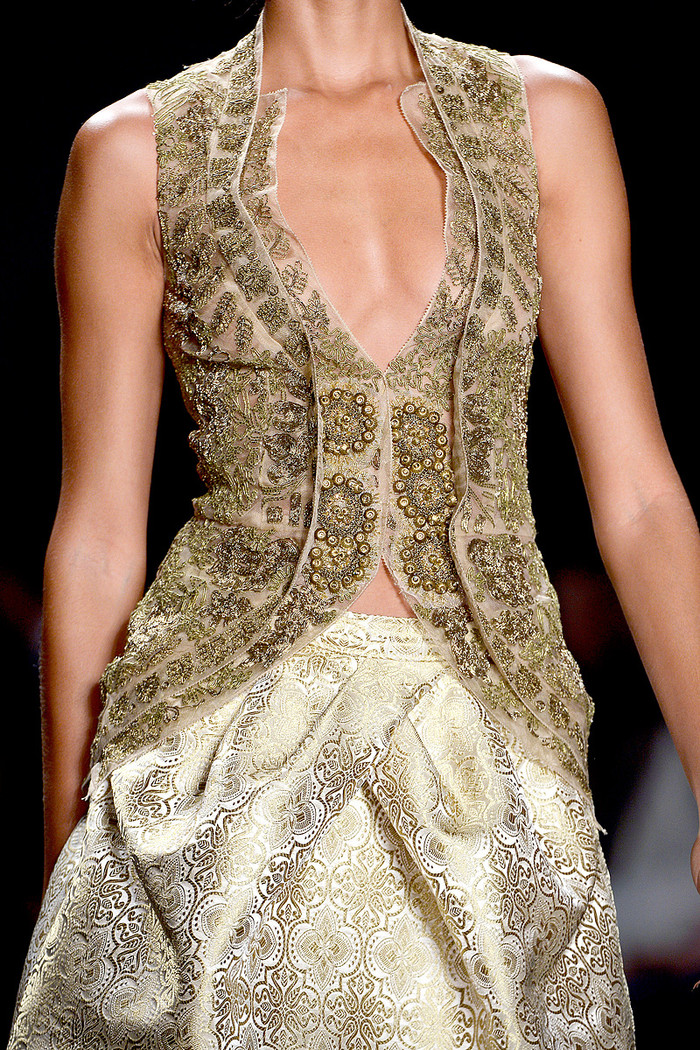 Đường nét uốn lượn táo bạo giúp người mặc khoe khéo được vẻ đẹp vòng 1. Đường nét uốn lượn táo bạo giúp người mặc khoe khéo được vẻ đẹp vòng 1.