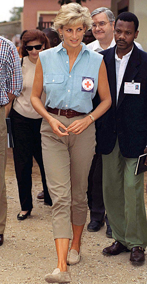 Tới thăm bệnh nhân tại bệnh viện Angola năm 1997. Tới thăm bệnh nhân tại bệnh viện Angola năm 1997.