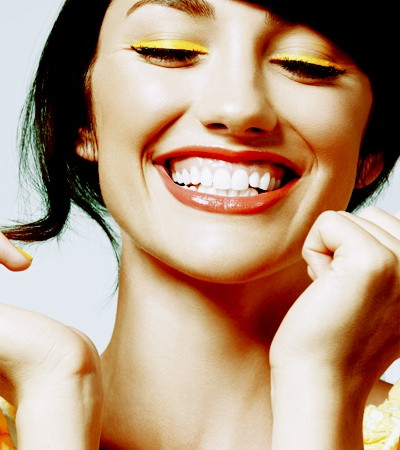 Làm mới đôi mắt tinh nghịch của bạn với đường viền mắt màu neon thời trang