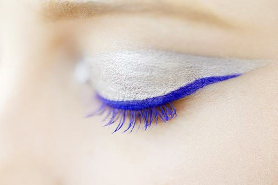 Không chỉ là viền mắt mà còn mascara cùng màu nổi bật