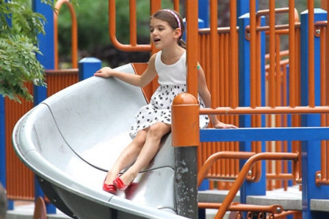 Có vẻ Suri đặc biệt thích chơi trò cầu trượt này. Có vẻ Suri đặc biệt thích chơi trò cầu trượt này.