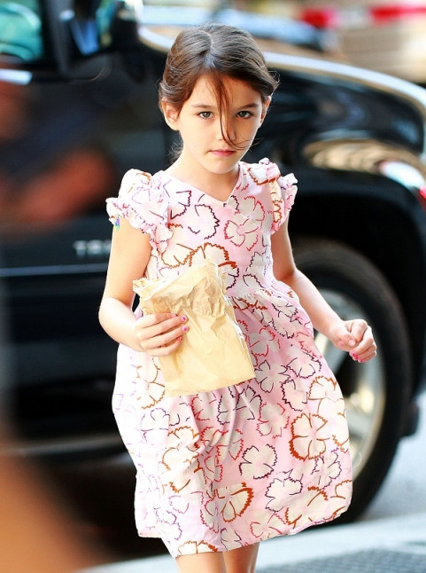 Suri chuẩn bị nhập học tại ngôi trường Avenues, một trường tư nhân đắt đỏ với học phí 40.000 USD một năm. Suri chuẩn bị nhập học tại ngôi trường Avenues, một trường tư nhân đắt đỏ với học phí 40.000 USD một năm.